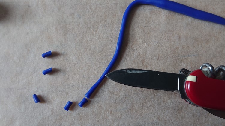 Create a flower charm - Cut the clay