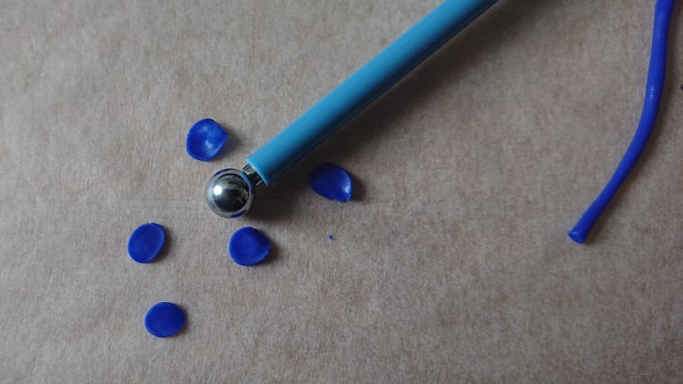 Create a flower charm - Flatten them