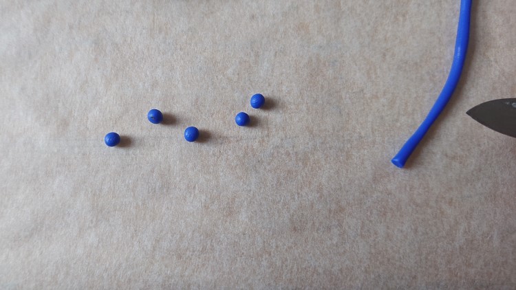 Create a flower charm - Roll up