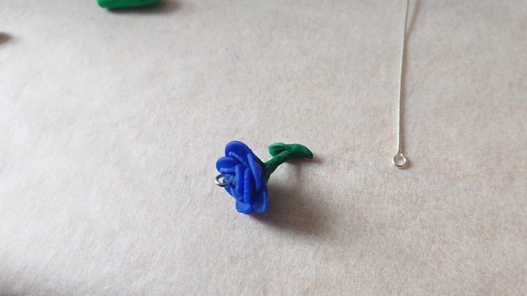 Create a flower charm - Add the leaf